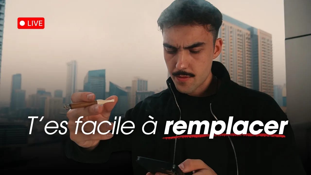 Yan Deschênes sur un balcon en ville, les yeux sur son téléphone, avec le texte « T'es facile à remplacer »
